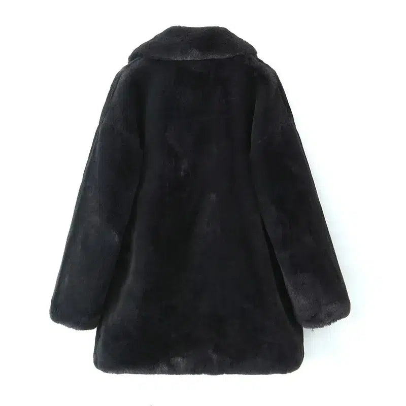 Manteau-doux-noir-en-fourrure-synthetique