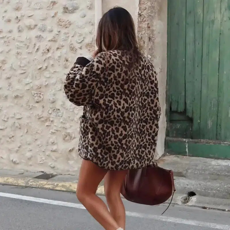 Manteau-duveteux-motif-leopard-avec-col-revers