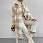 Manteau-long-moumoute-beige-blanc-carreaux-boutons