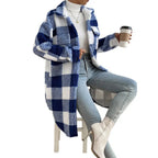 Manteau-long-moumoute-bleu-blanc-boutons-confortable