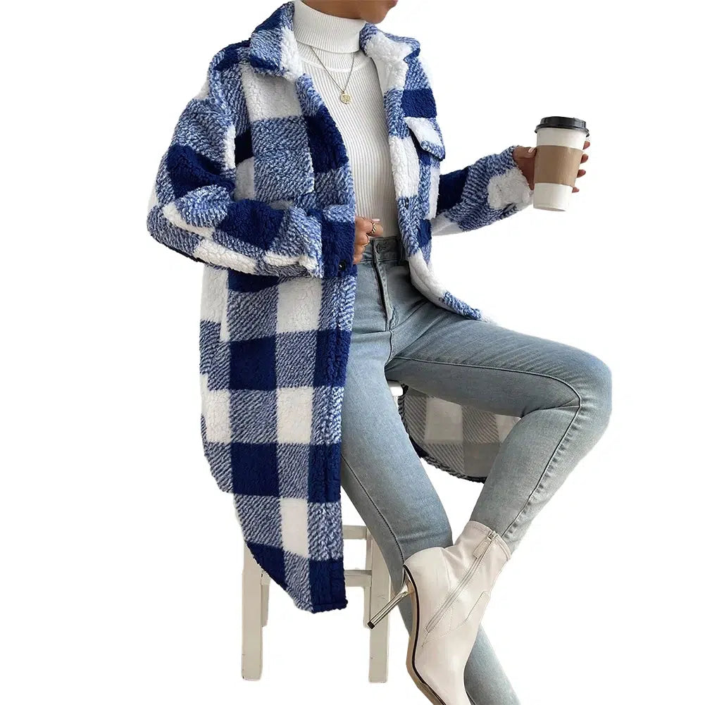 Manteau-long-moumoute-bleu-blanc-boutons-confortable