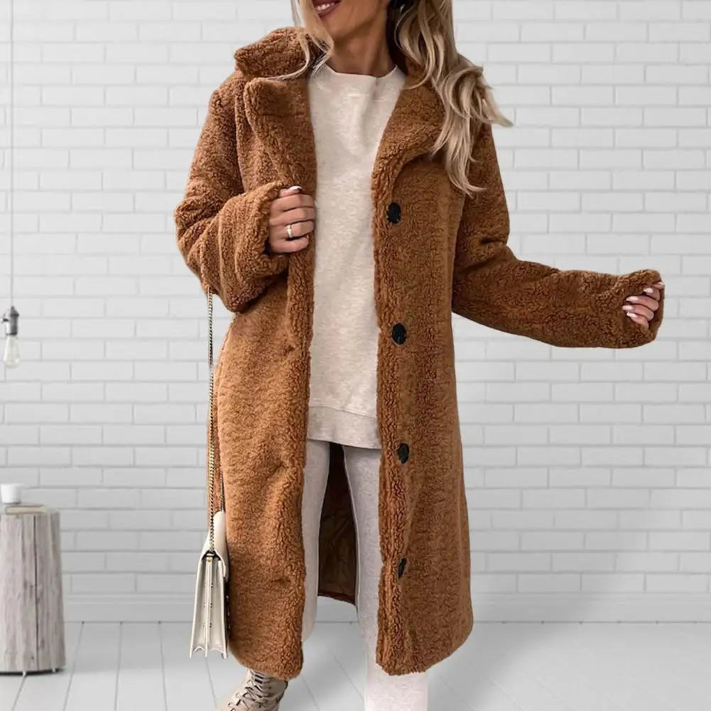 Manteau-long-moumoute-marron-avec-fermeture-boutons
