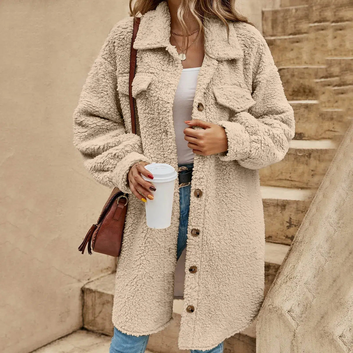 Manteau-moumoute-beige-avec-boutons-pour-hiver