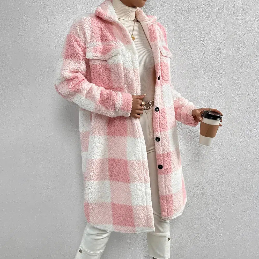Manteau-moumoute-long-rose-blanc-texture-douce
