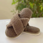 Mule-molletonnee-marron-avec-bandes-larges