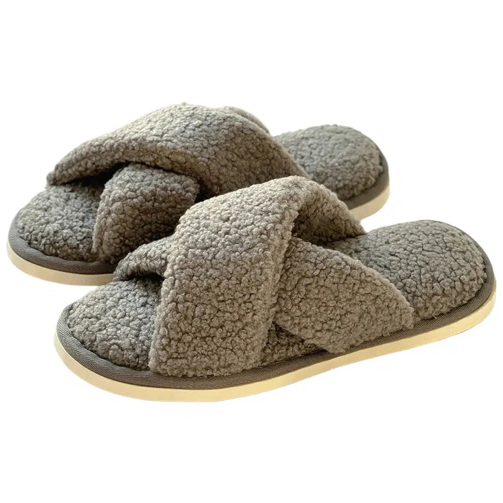 Mule-polaire-gris-avec-design-lanieres
