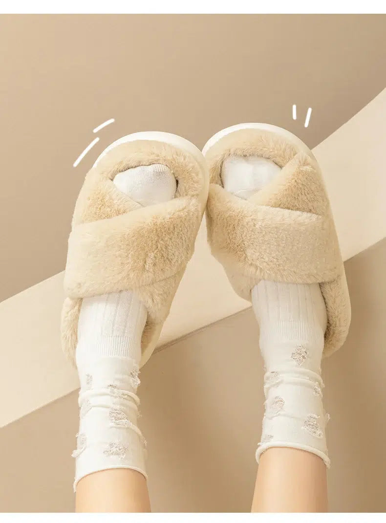 Mules-douces-beige-en-fourrure-synthetique