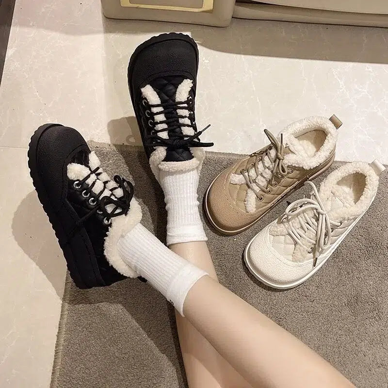 Paire-de-baskets-femmes-noires-et-beiges-avec-moumoute