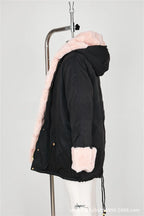 Parka-femme-noire-avec-bordure-fourrée
