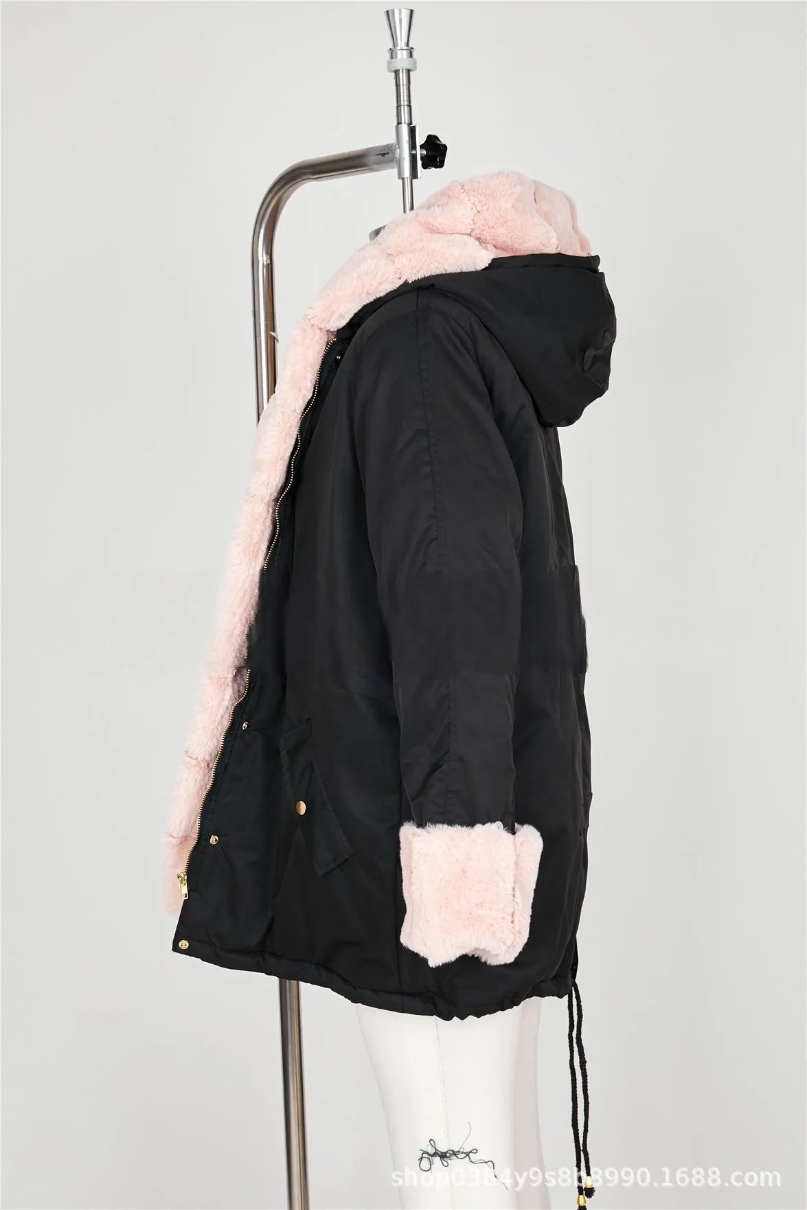 Parka-femme-noire-avec-bordure-fourrée