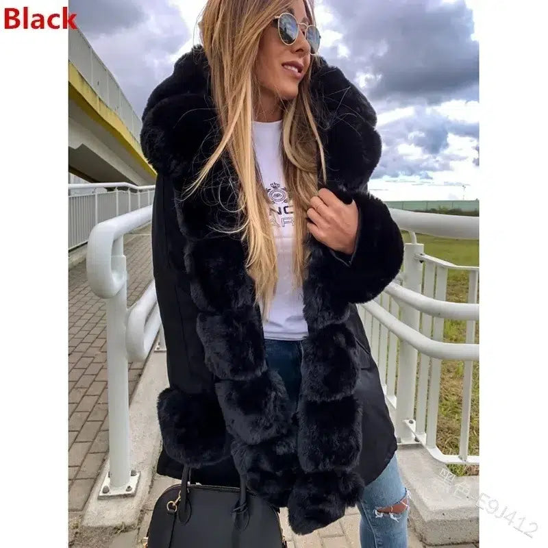 Parka-hivernale-femme-noire-capuche-fourrure