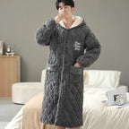 Peignoir-long-gris-avec-fourrure-confort