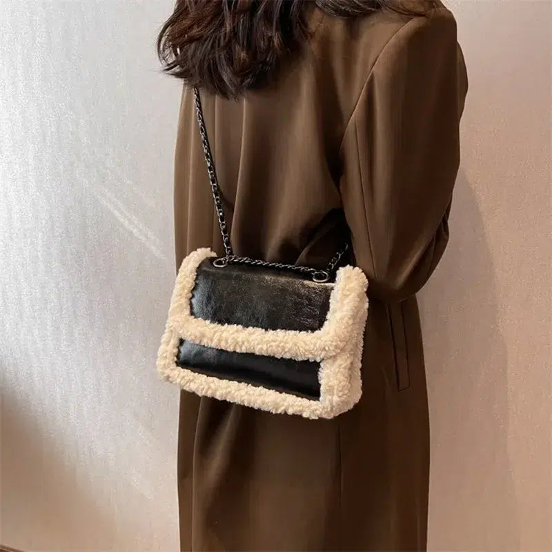 Petit-sac-femme-noir-moumoute-blanche-élégant