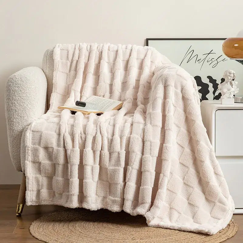 Plaid-moumoute-blanc-doux-sur-fauteuil