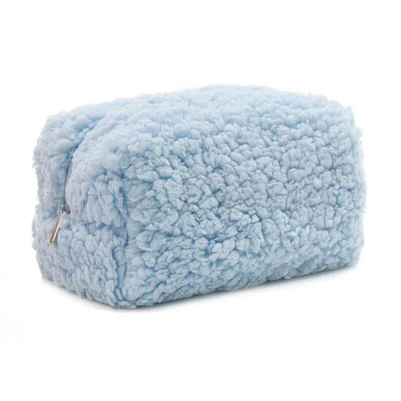 Pochette-bleue-douillette-en-mouton