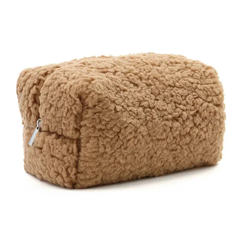 Pochette-molletonne-marron-avec-texture-douce