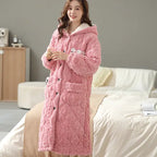 Robe-de-chambre-rose-chaude-avec-capuche
