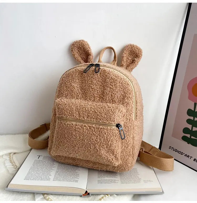 Sac-a-dos-marron-duveteux-avec-bretelles-ajustables
