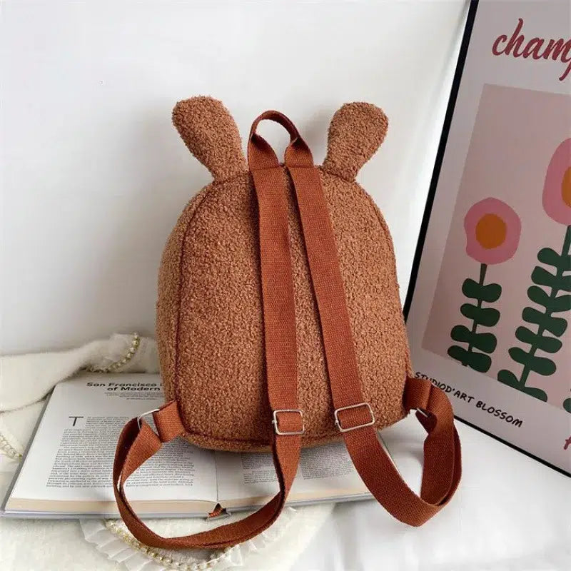 Sac-a-dos-peluche-marron-avec-oreilles-decor-chic