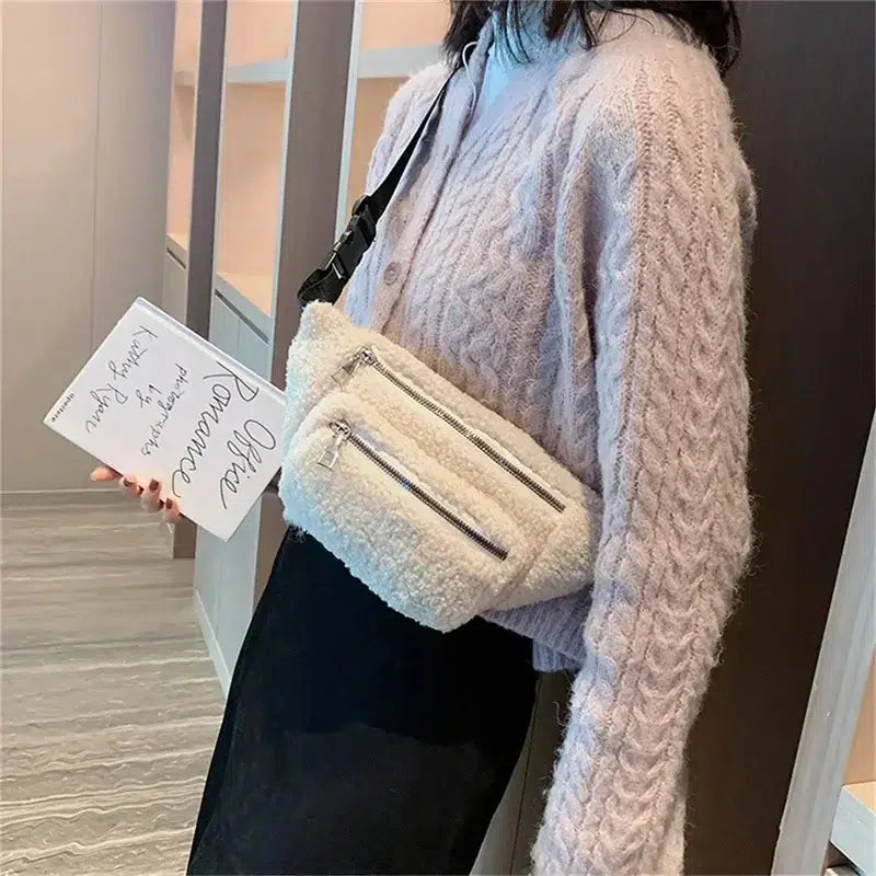 Sac-banane-duveteux-blanc-avec-sangle-ajustable