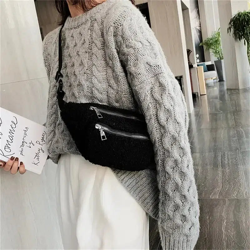 Sac-banane-duveteux-noir-avec-sangle-ajustable