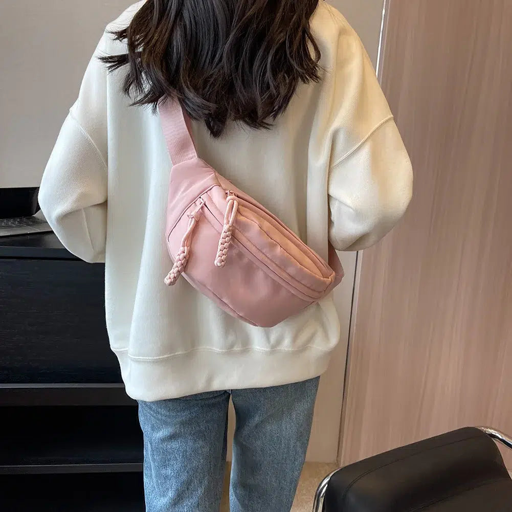 Sac-banane-duveteux-rose-avec-sangle-ajustable