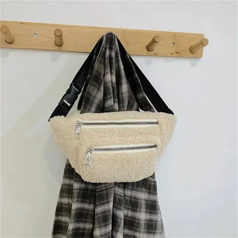 Sac-banane-fluffy-blanc-avec-double-poche