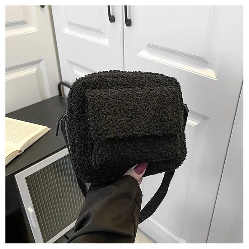 Sac-bandouliere-mouton-noir-avec-poche-avant