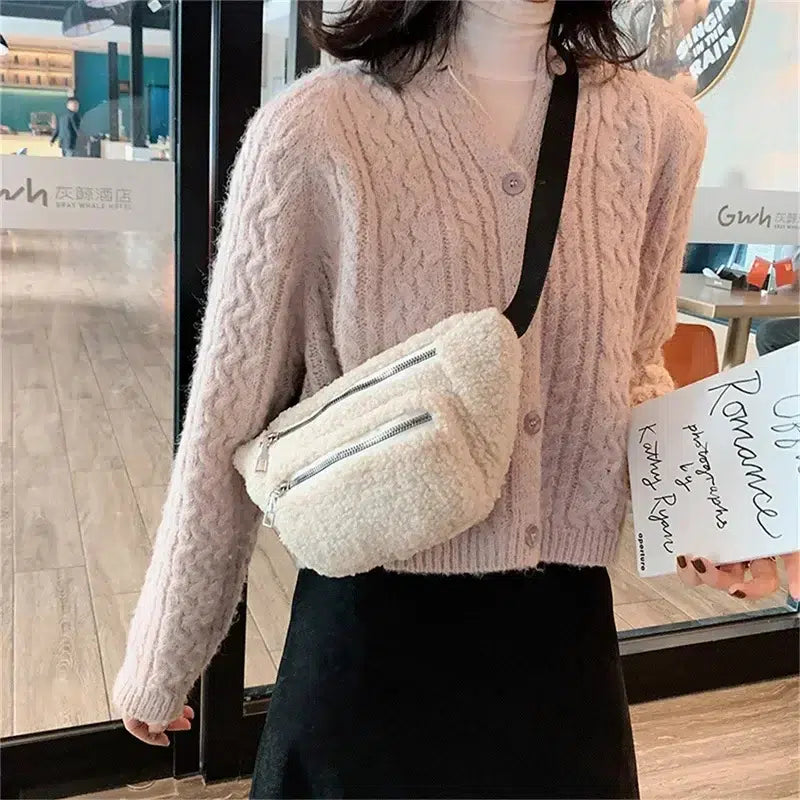 Sac-ceinture-mouton-blanc-avec-fermetures-eclair