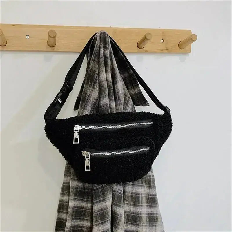 Sac-ceinture-sherpa-noir-avec-fermetures-eclair