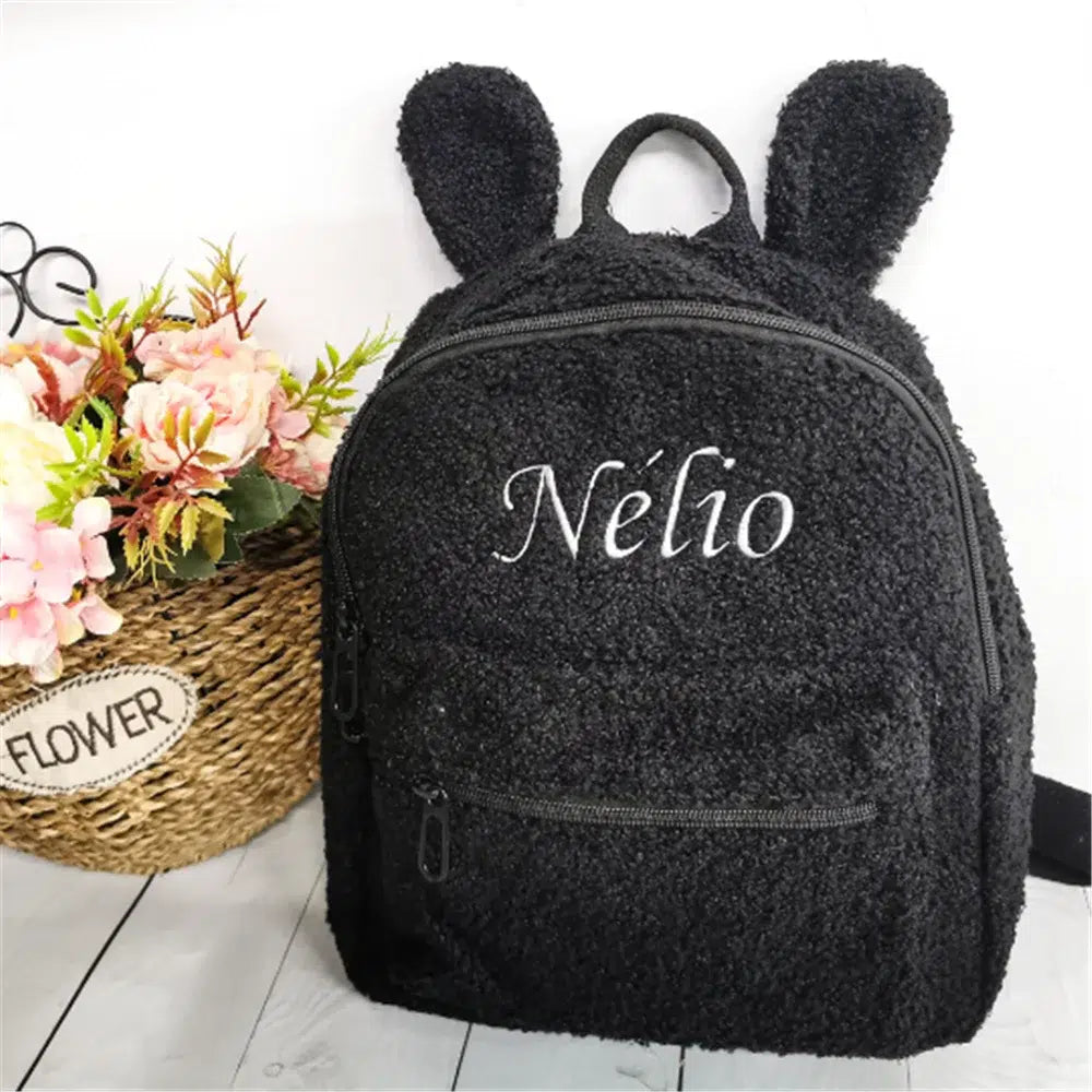 Sac-dos-pelucheux-noir-avec-zip-frontal