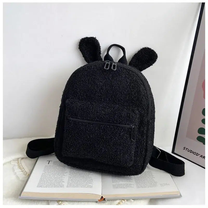 Sac-dos-pelucheux-noir-avec-zip-pratique