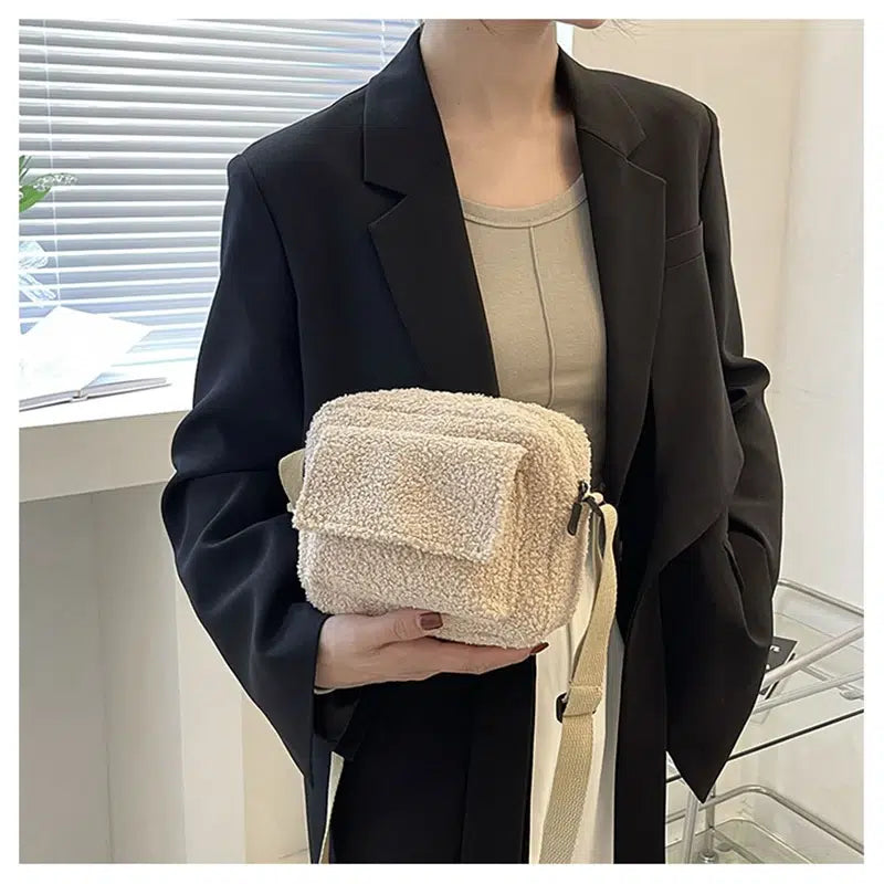 Sac-epaule-bouclette-beige-avec-poche-pratique