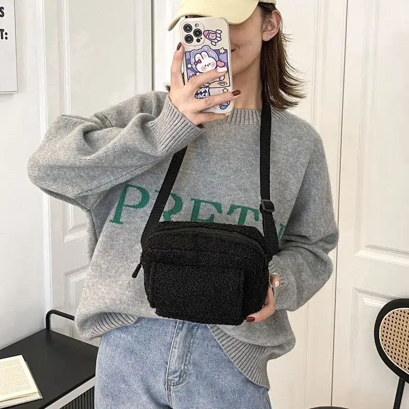 Sac-epaule-pelucheux-noir-avec-sangle-ajustable