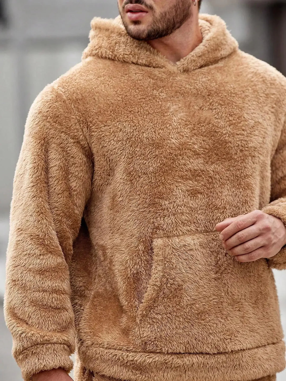Sweat-capuche-beige-homme-texture-pelucheuse