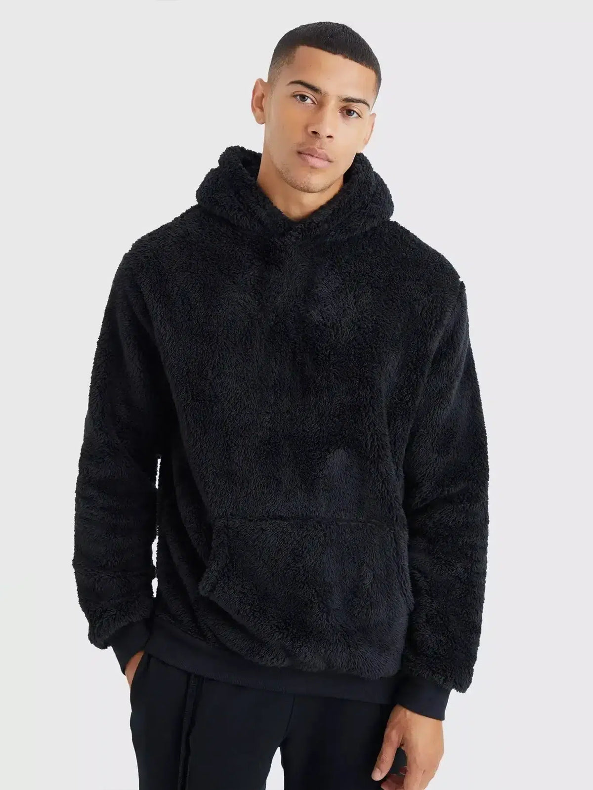 Sweatshirt-homme-bleu-doux-avec-capuche