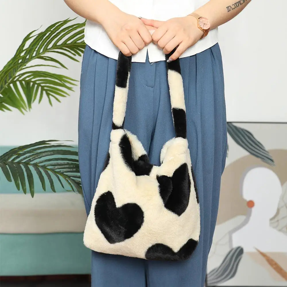 Tote-Bag-Fausse-Fourrure-motif-coeurs