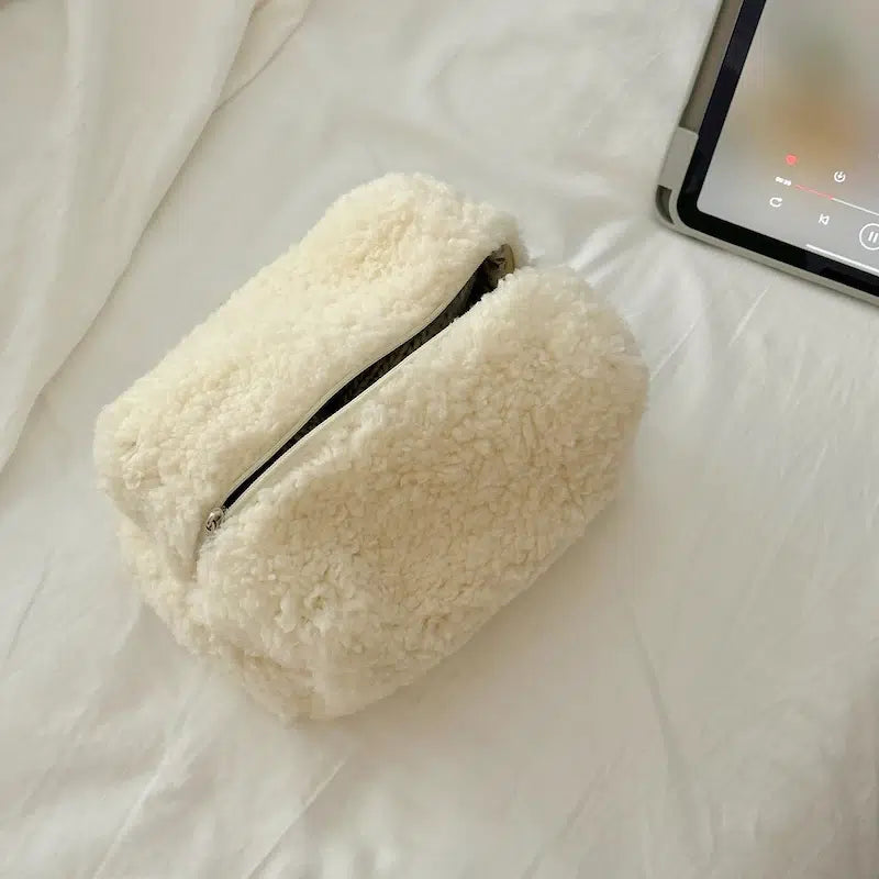 Trousse-De-Toilette-Moumoute-blanc-peluche