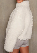 Veste-blanche-en-fourrure-synthetique