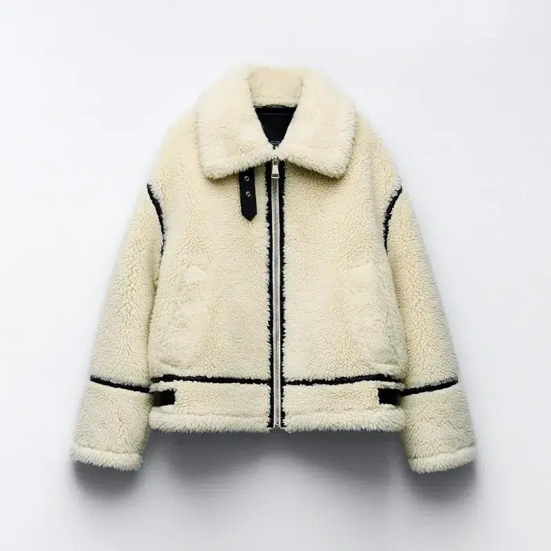 Veste-chaude-creme-en-texture-peluche