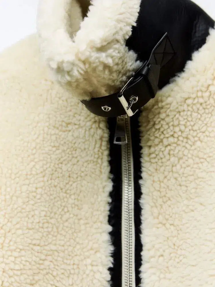 Veste-douce-creme-avec-details-noirs