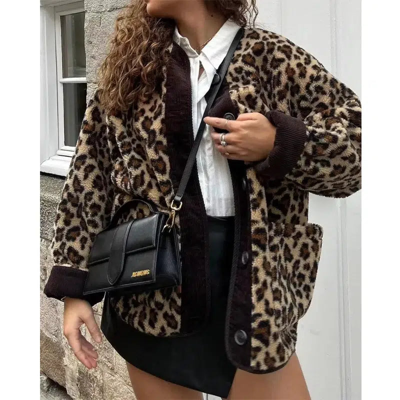 Veste-douce-leopard-avec-bordures-contrastantes
