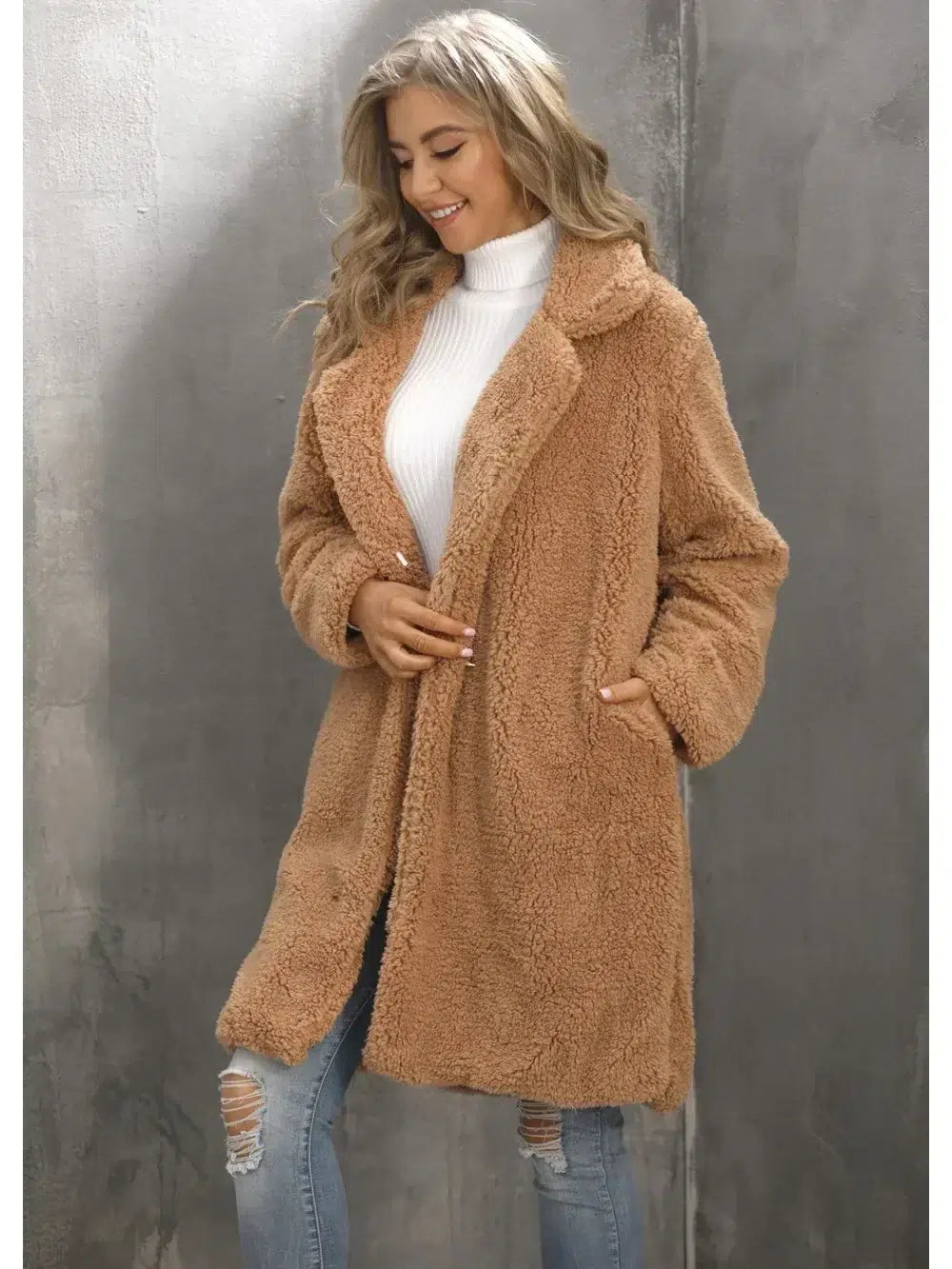 Veste-douce-marron-avec-sous-pull-blanc