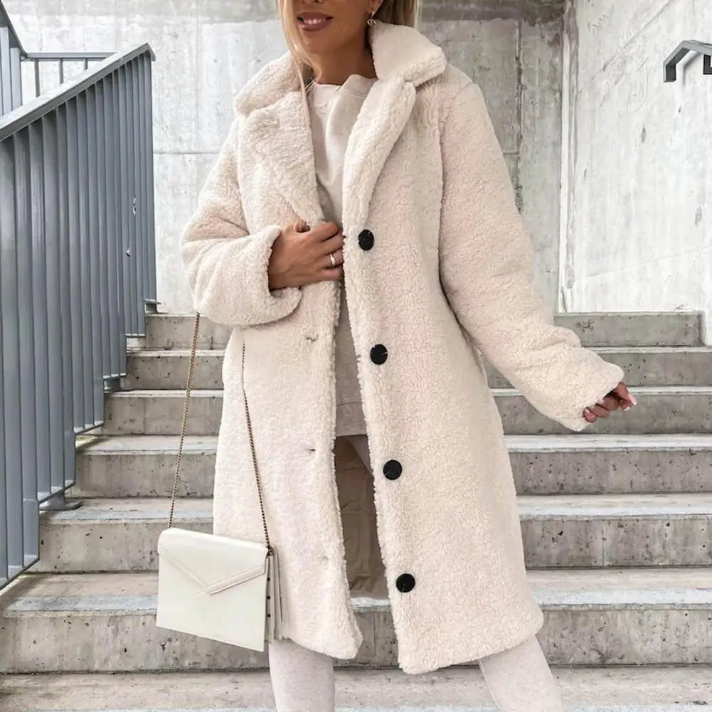 Veste-longue-moumoute-beige-avec-boutons-noirs