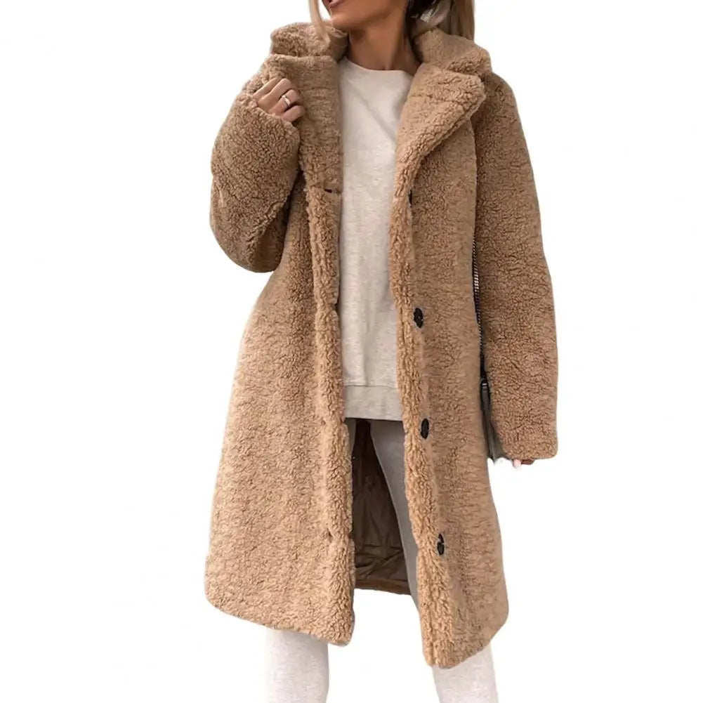 Veste-marron-avec-doublure-moumoute-longue-boutons