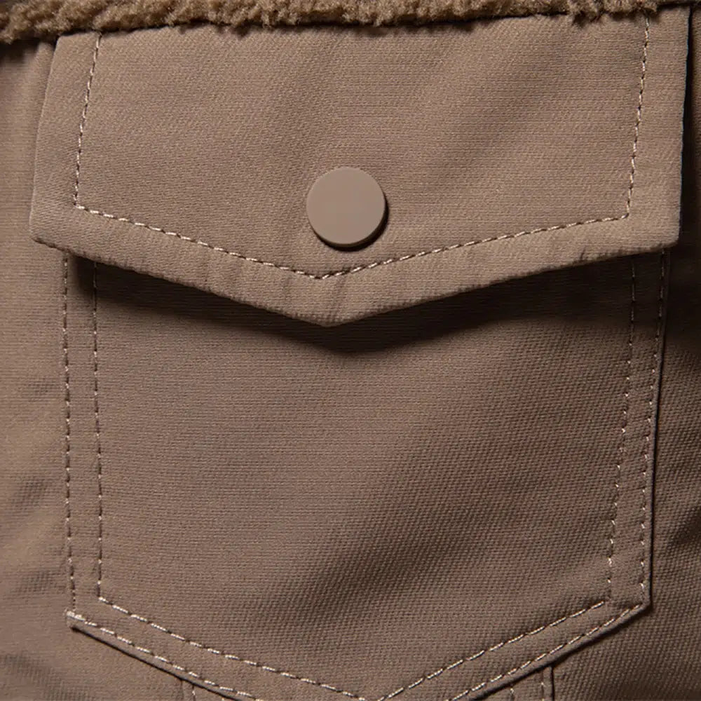 Veste-marron-peluchee-homme-avec-poches