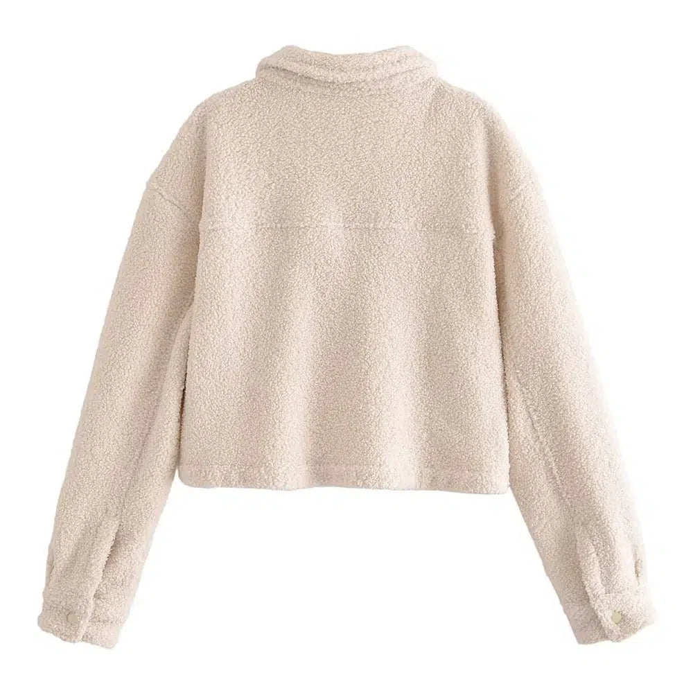 Veste-moumoute-blanc-avec-col-et-boutons-avant