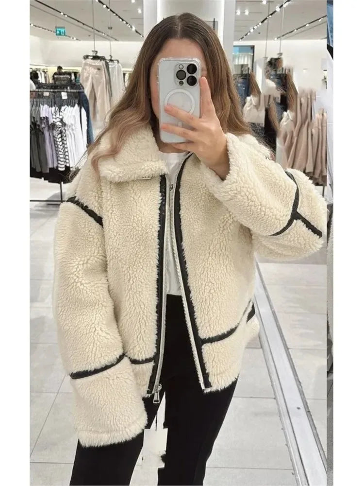 Veste-moumoute-creme-avec-bordures-noires