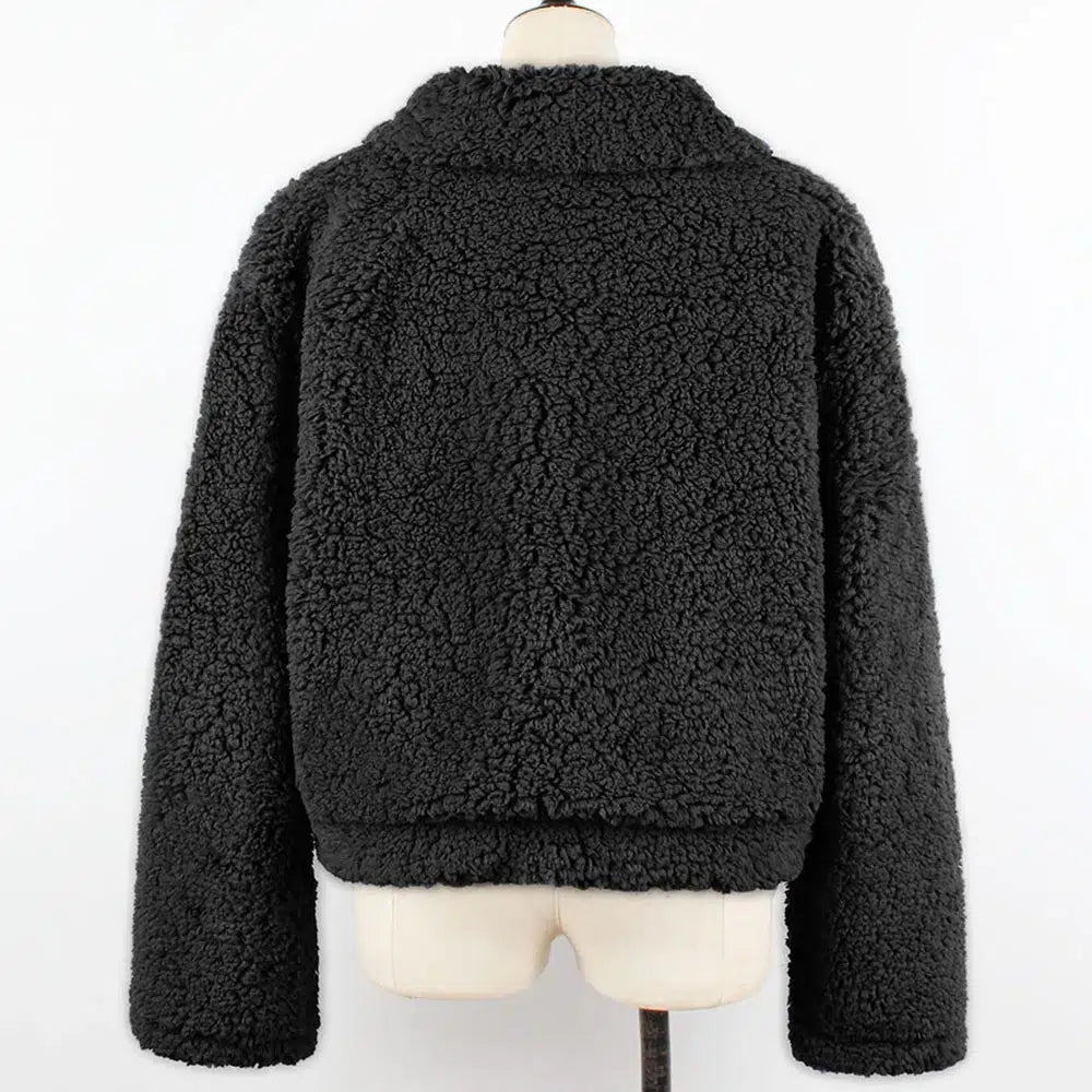 Veste-moumoute-gris-pas-chere-portee-avec-elegance