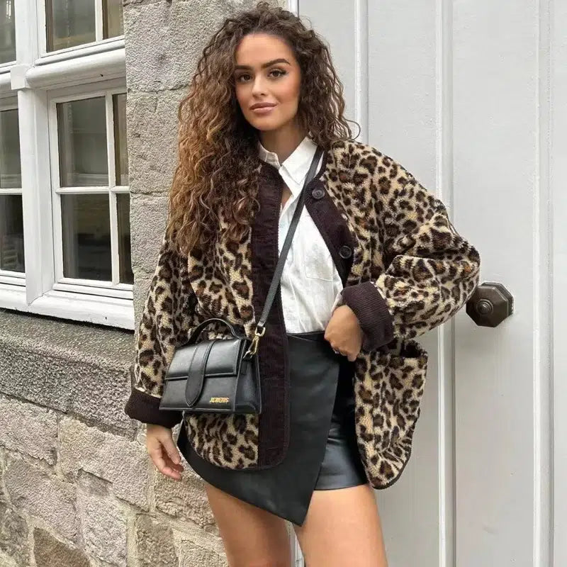 Veste-moumoute-leopard-avec-boutons-marron